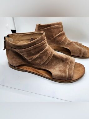 Koolaburra by UGG leather suede leather lining Gladiator sandal rubber soles 8